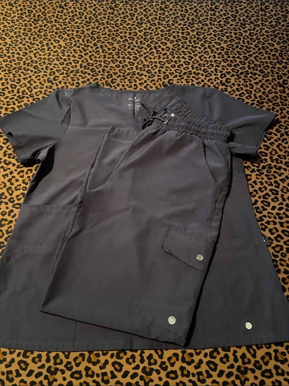 Centro Women’s Gray Short Sleeve Scrub Top & Drawstring Pants
